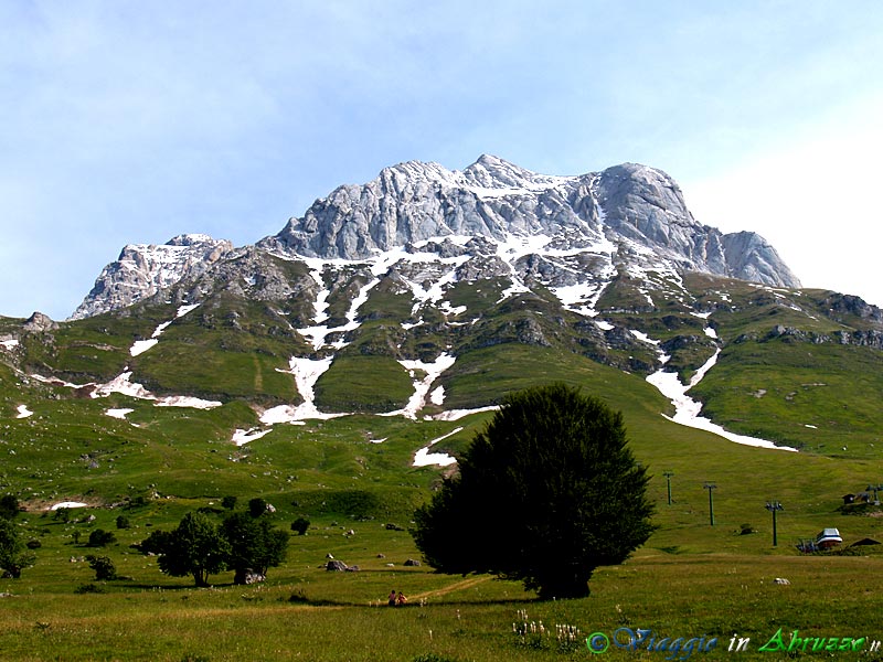 01-P6161421+.jpg - 01-P6161421+.jpg - La celebre località sciistica (1.450 m. di altitudine) è situata ai piedi della vetta del "Corno Piccolo" (2.655 m.). A sinistra si intravede la cima del "Corno Grande" (2.912 m.), la montagna più alta degli Appennini. Tra le due vette, ad una altitudine di 2.680 m., si nasconde il ghiacciaio del "Calderone", l'unico degli Appennini e il più meridionale d'Europa.